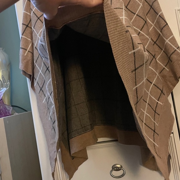 Tahari Beige and Black Knit Poncho - Picture 5 of 8